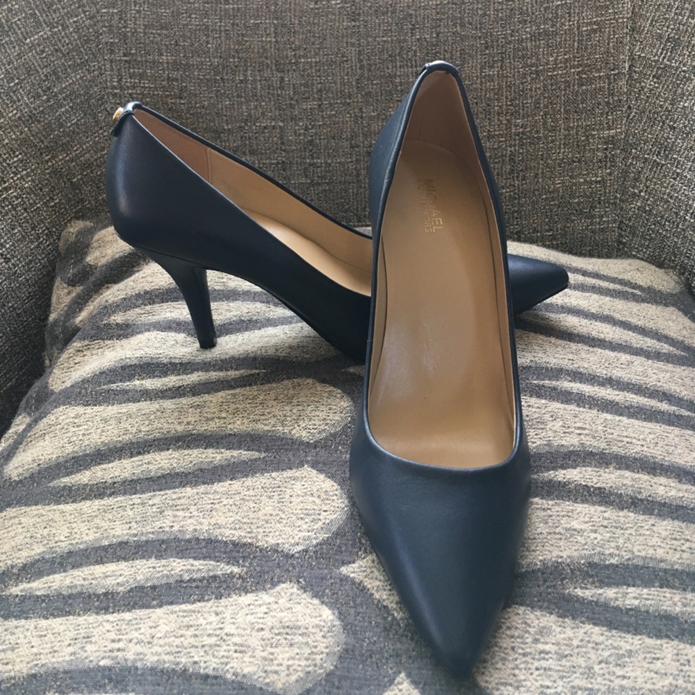 MICHAEL KORS NAVY BLUE PUMPS